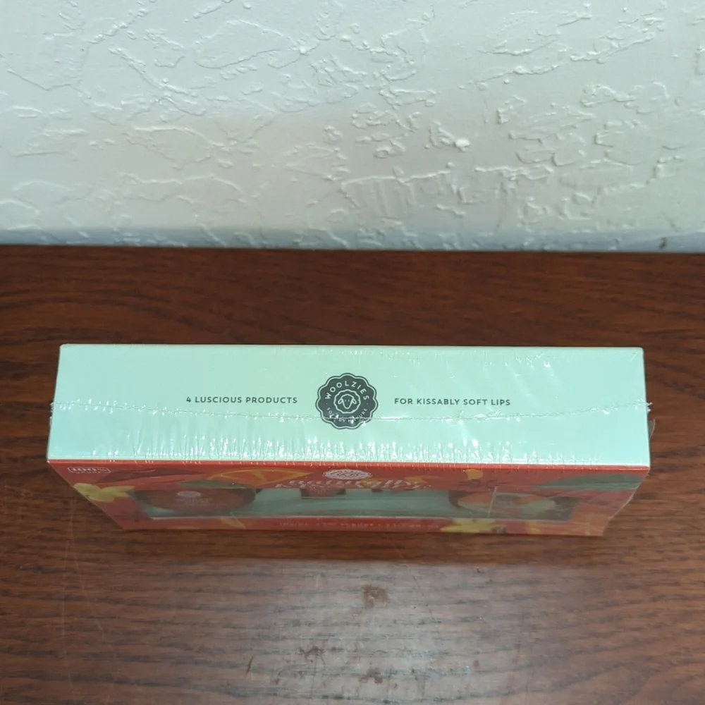Woolzies Naturally Kissable Lip Scrub and Balm Kit - 2 lip balms & 2 scrubs